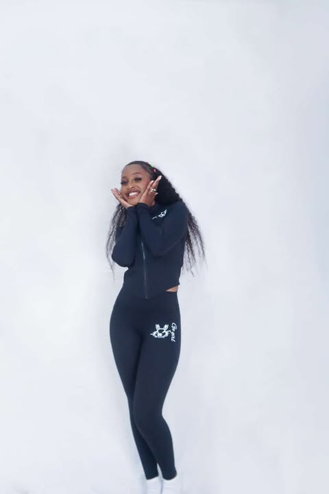 m0m0in woman set